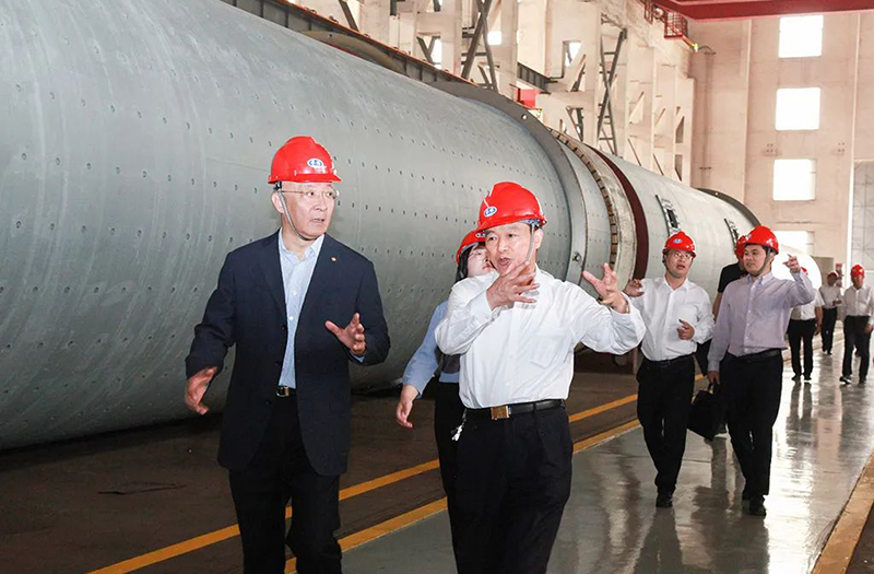 中國建筑材料聯(lián)合會黨委書記、會長閻曉峰一行親臨鵬飛集團(tuán)調(diào)研