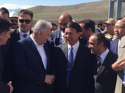 董事長(zhǎng)王家安與時(shí)任土耳其總理耶爾德勒姆共同出席鵬飛集團(tuán)在土耳其承建的3000t/d水泥生產(chǎn)線剪彩儀式，并親切交談